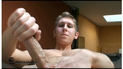 Muscular hunk strips and masturbates for you Thumb